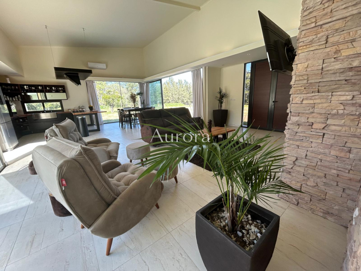 Chacra ID.82 - Chacra con casa moderna en venta.