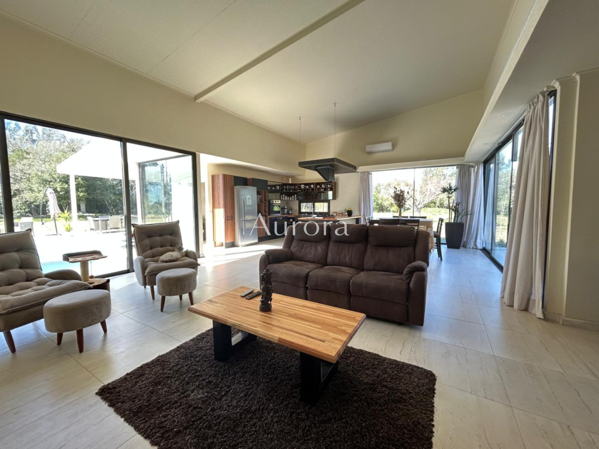 Chacra ID.82 - Chacra con casa moderna en venta.