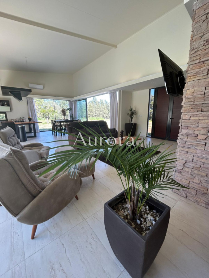 Chacra ID.82 - Chacra con casa moderna en venta.