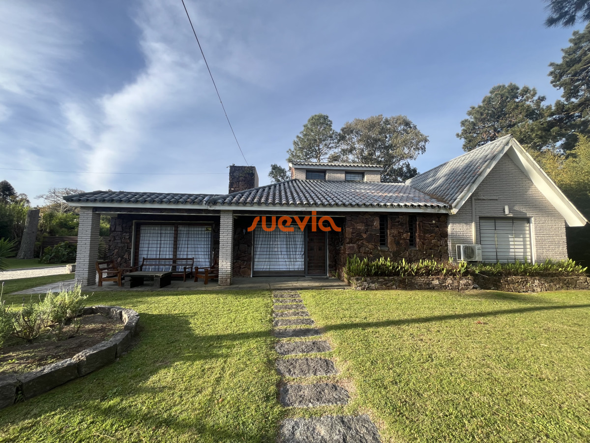 Casa ID.4634 - Venta Casa Punta del Este 4 dormitorios en Barrio Marly Punta del Este con piscina 