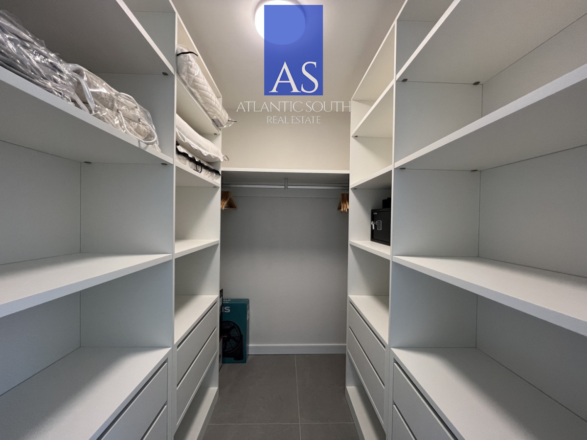 Apartamento ID.4667 - Planta de categoría con Vista al Mar Playa Mansa Punta del Este 