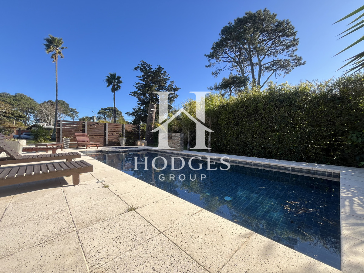 Casa ID.582 - Venta Casa Punta del Este 4 dormitorios en Barrio Marly Punta del Este con piscina 