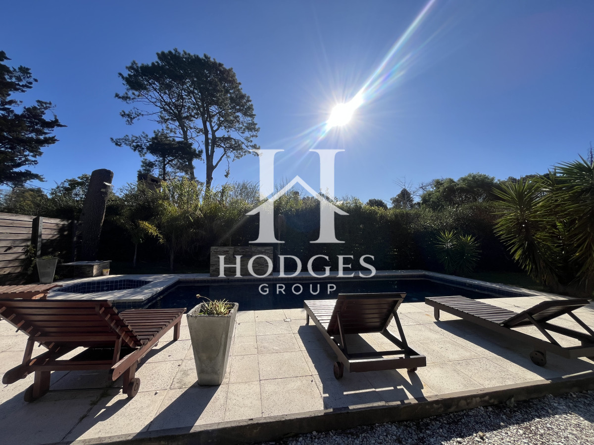 Casa ID.582 - Venta Casa Punta del Este 4 dormitorios en Barrio Marly Punta del Este con piscina 