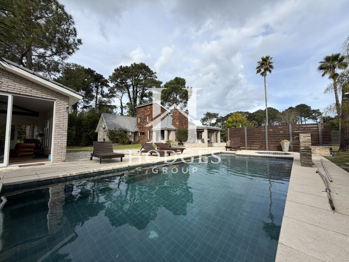 Casa ID.582 - Venta Casa Punta del Este 4 dormitorios en Barrio Marly Punta del Este con piscina 