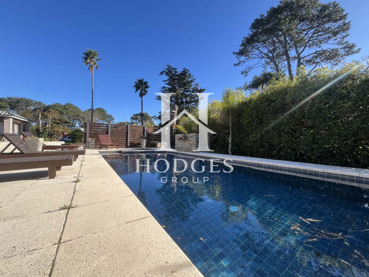 Casa ID.582 - Venta Casa Punta del Este 4 dormitorios en Barrio Marly Punta del Este con piscina 