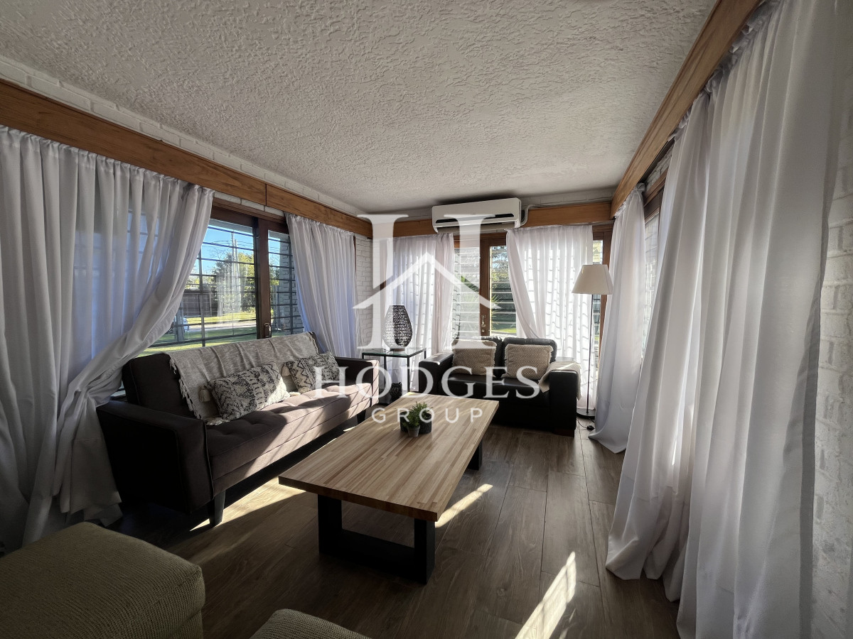 Casa ID.582 - Venta Casa Punta del Este 4 dormitorios en Barrio Marly Punta del Este con piscina 