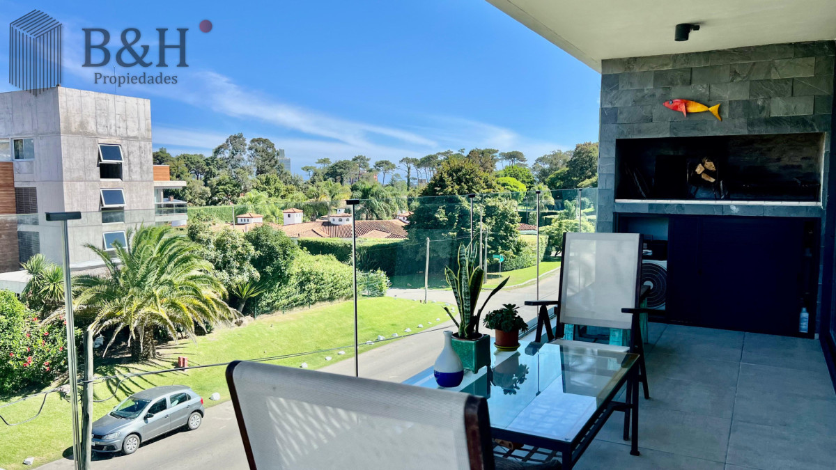 Apartamento ID.7810 - Apartamento en Venta Playa Mansa 2 dormitorios con parrillero propio Punta del Este