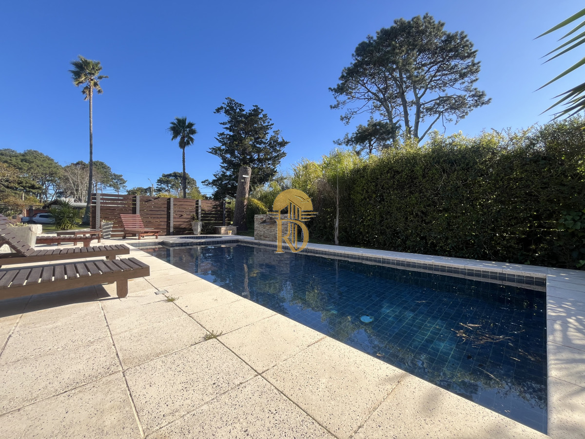 Venta Casa Punta del Este 4 dormitorios en Barrio Marly Punta del Este con piscina -id-906-1