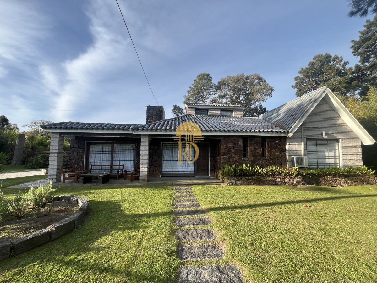 Venta Casa Punta del Este 4 dormitorios en Barrio Marly Punta del Este con piscina -id-906