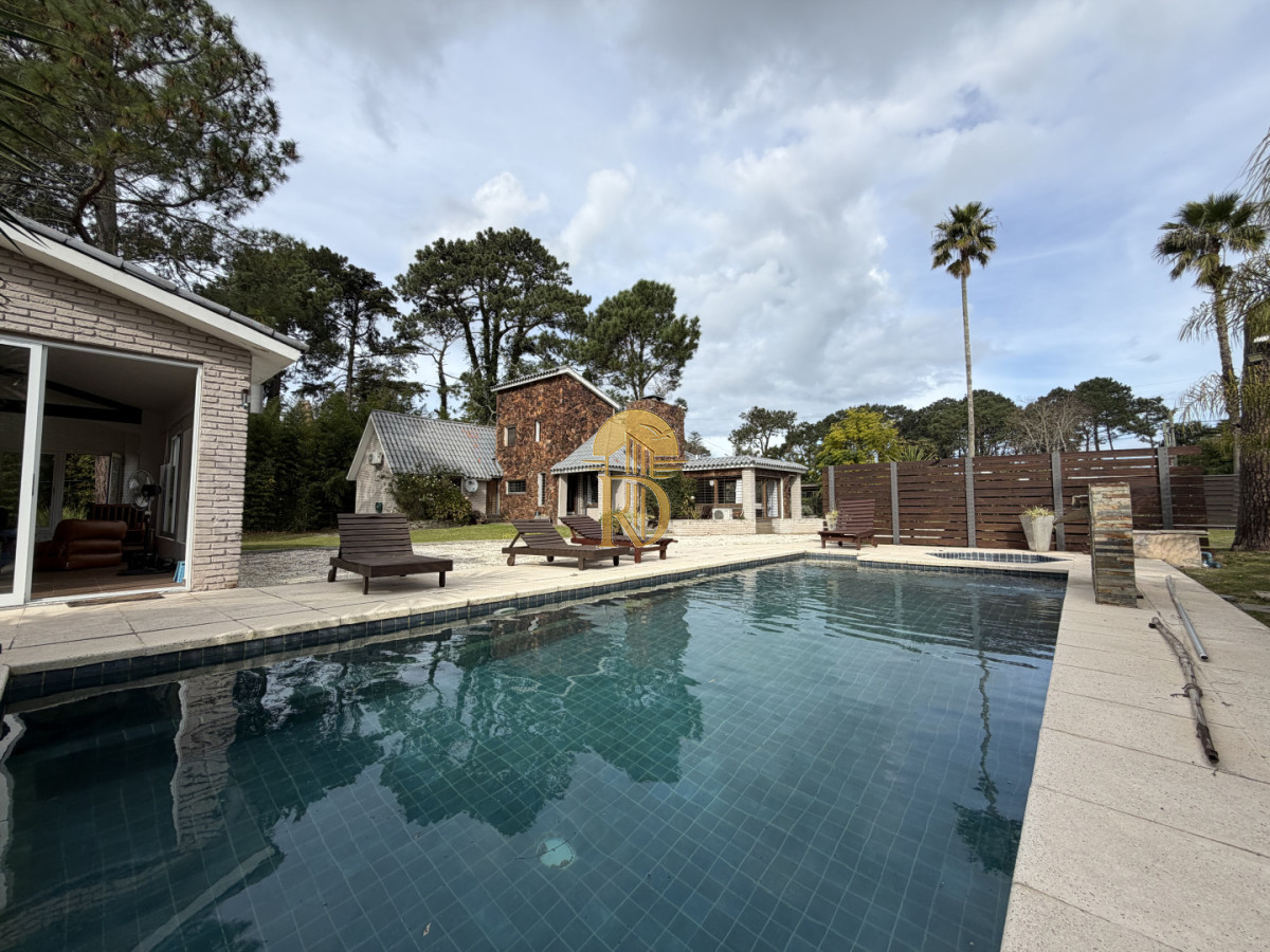 Venta Casa Punta del Este 4 dormitorios en Barrio Marly Punta del Este con piscina -id-906-24