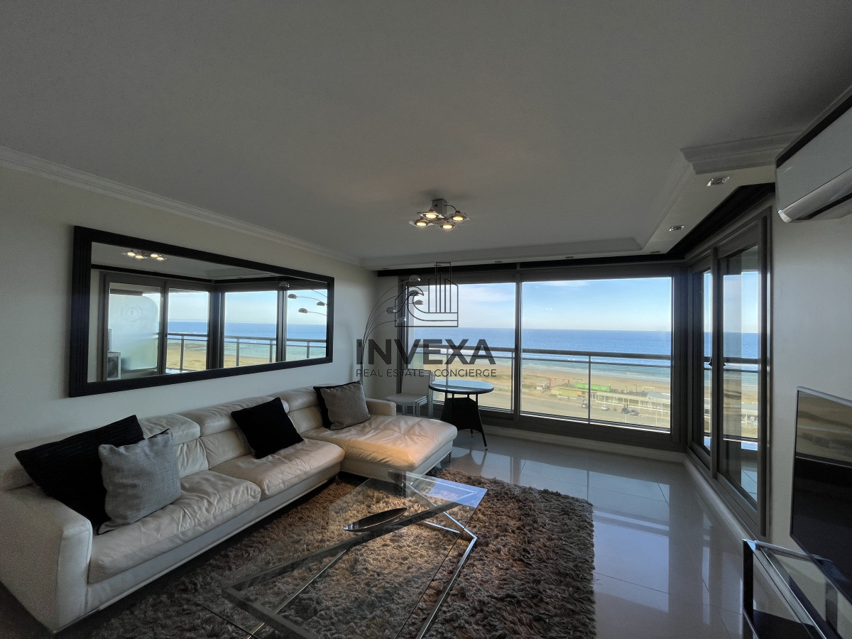 Apartamento ID.8836 - Apartamento de 3 Dormitorios Vista al Mar en Playa Brava Primera Linea Punta del Este