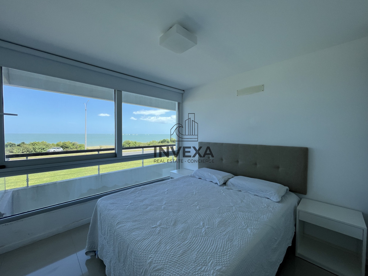 Apartamento ID.2105 - Venta Apartamento Primera Linea Mansa frente al mar con Parrillero propio. Punta del Este Uruguay