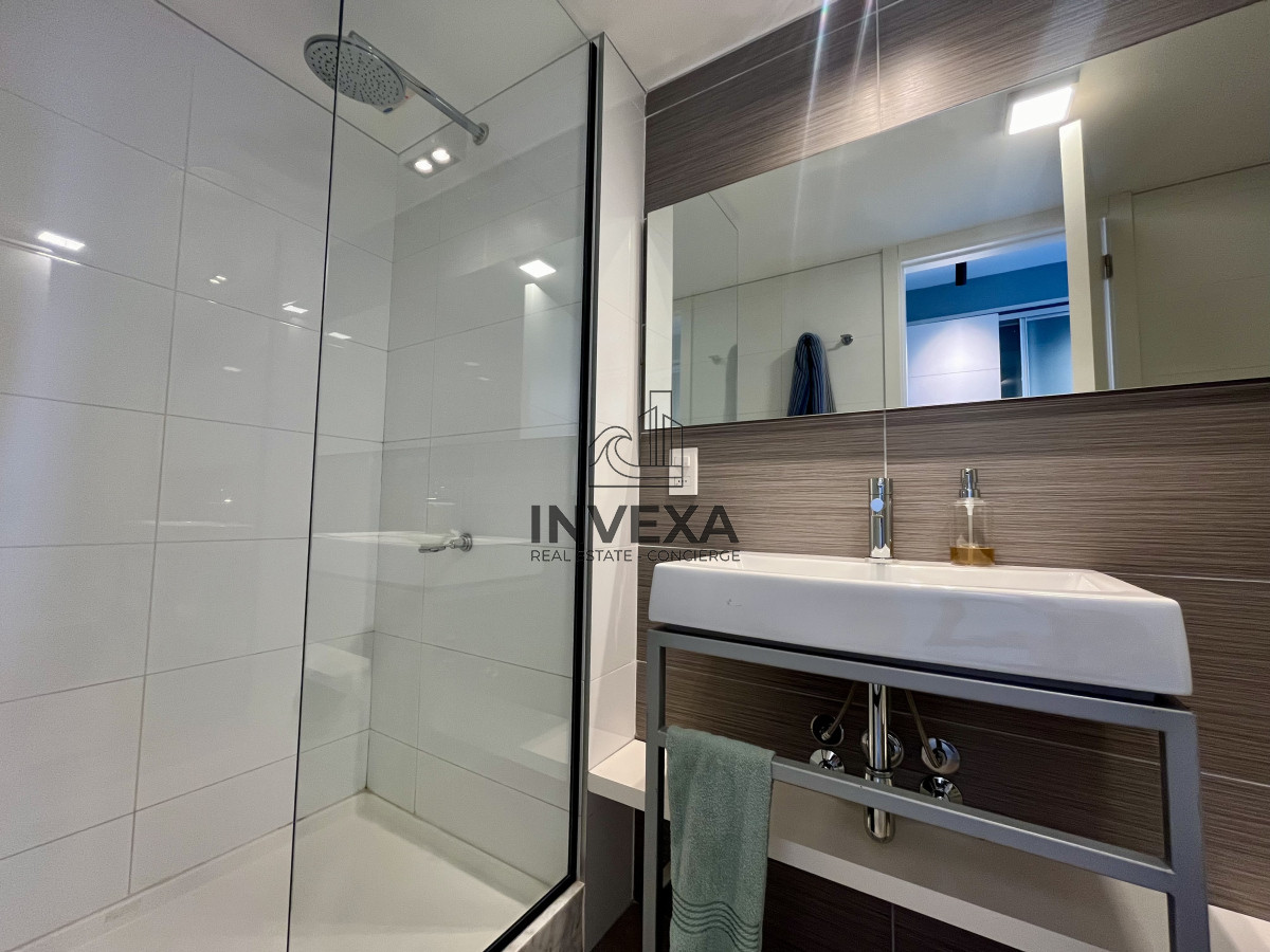 Apartamento ID.2012 - Venta Apartamento de 4 dormitorios a metros del mar en Playa Brava, Punta del Este, Maldonado