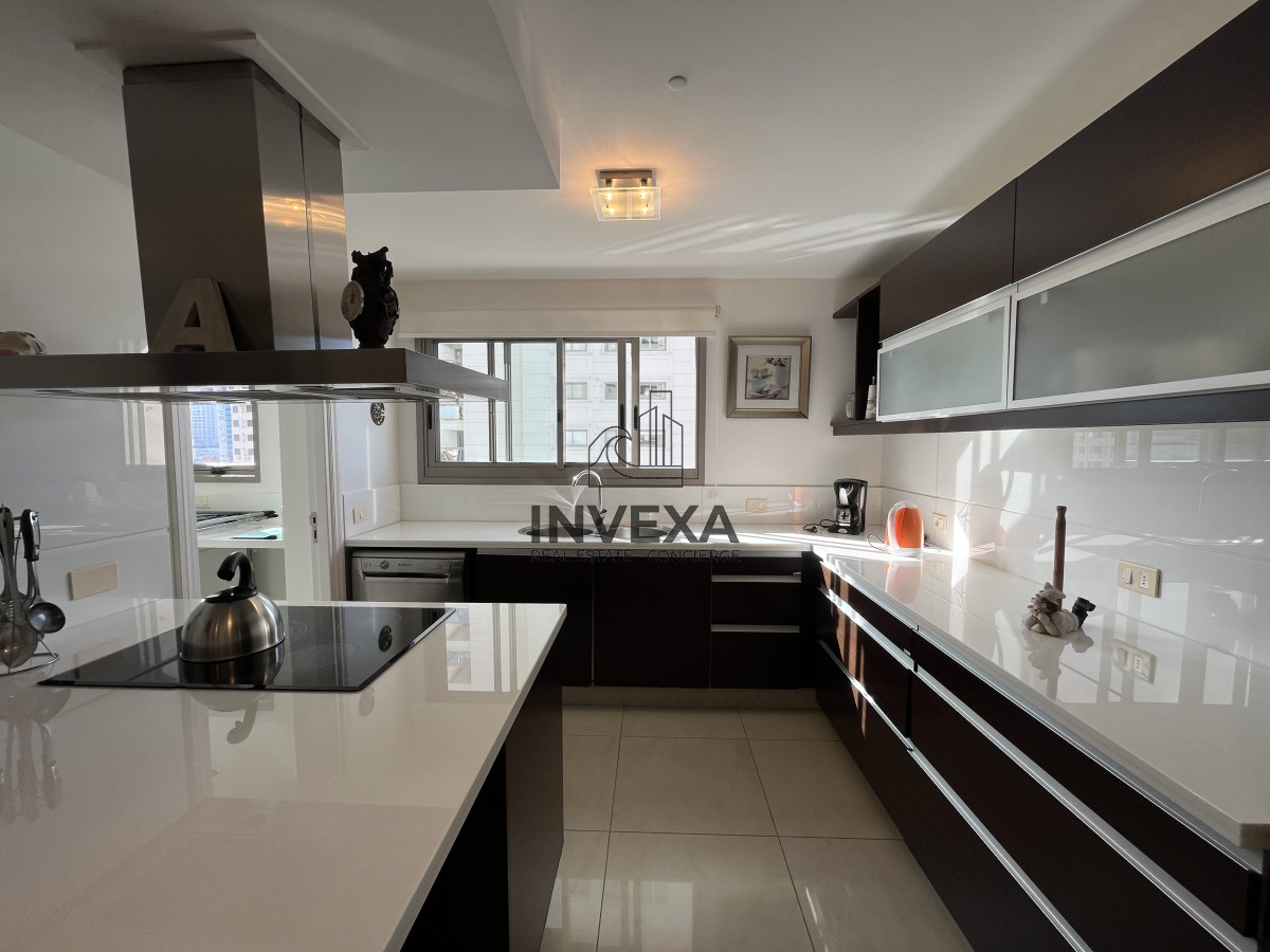 Apartamento ID.8837 - OPORTUNIDAD FRENTE AL MAR 4 Dormitorios en Playa Brava con Vistas al mar