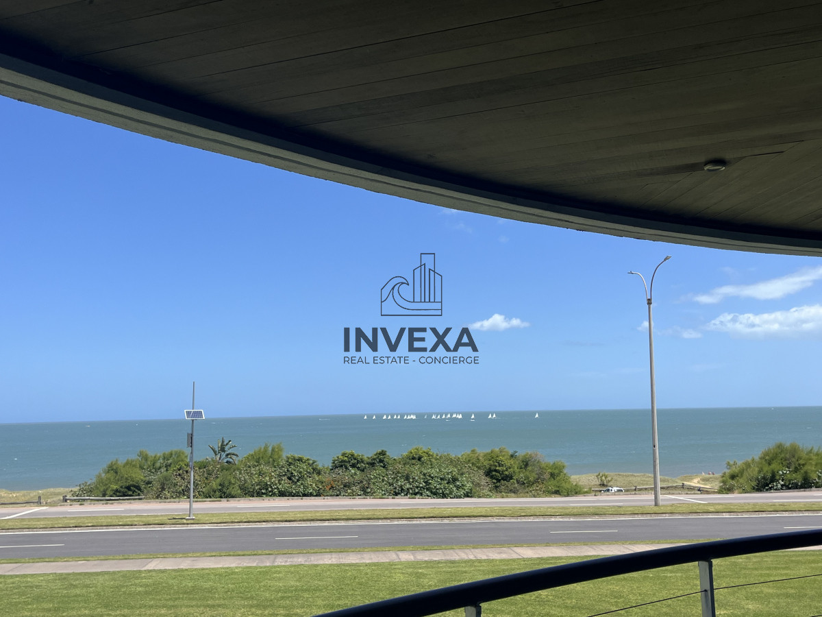 Apartamento ID.2105 - Venta Apartamento Primera Linea Mansa frente al mar con Parrillero propio. Punta del Este Uruguay