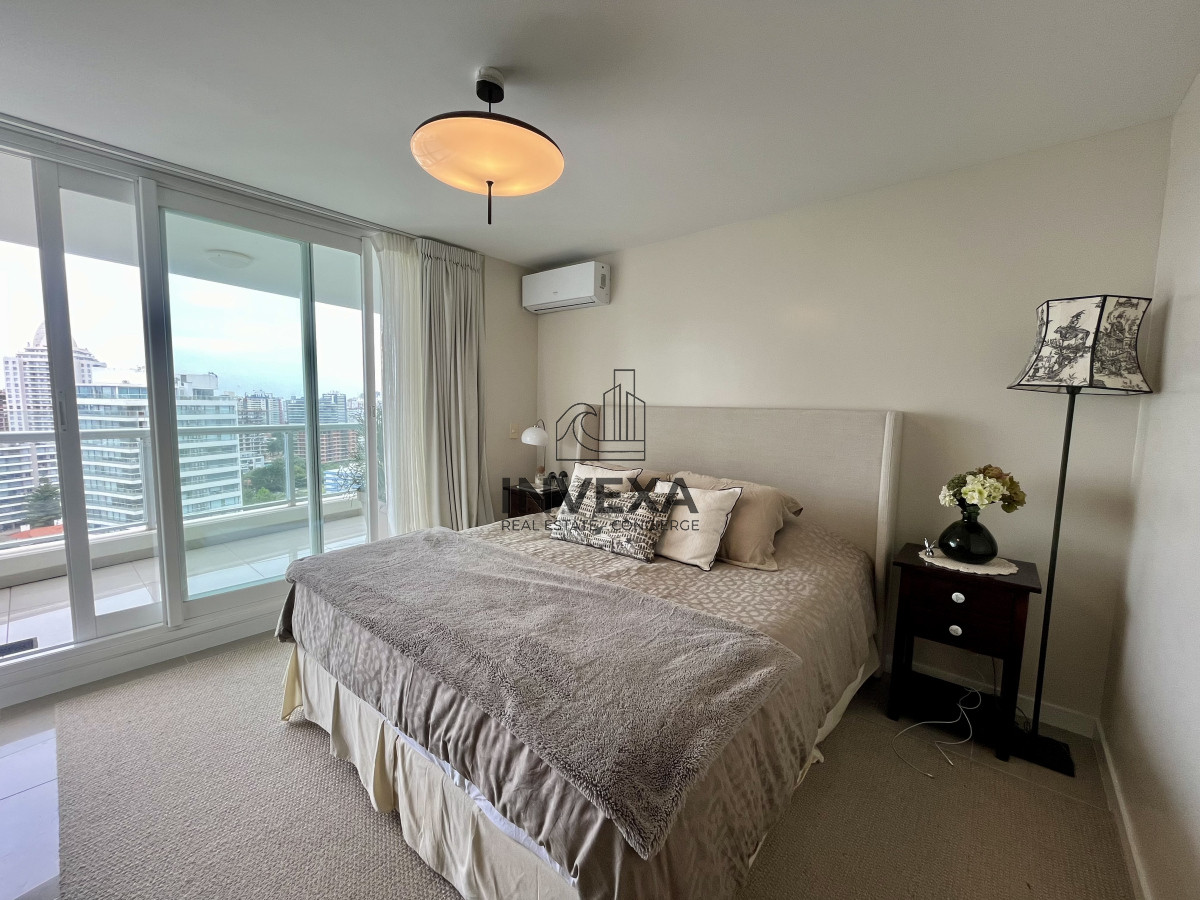 Apartamento ID.2012 - Venta Apartamento de 4 dormitorios a metros del mar en Playa Brava, Punta del Este, Maldonado