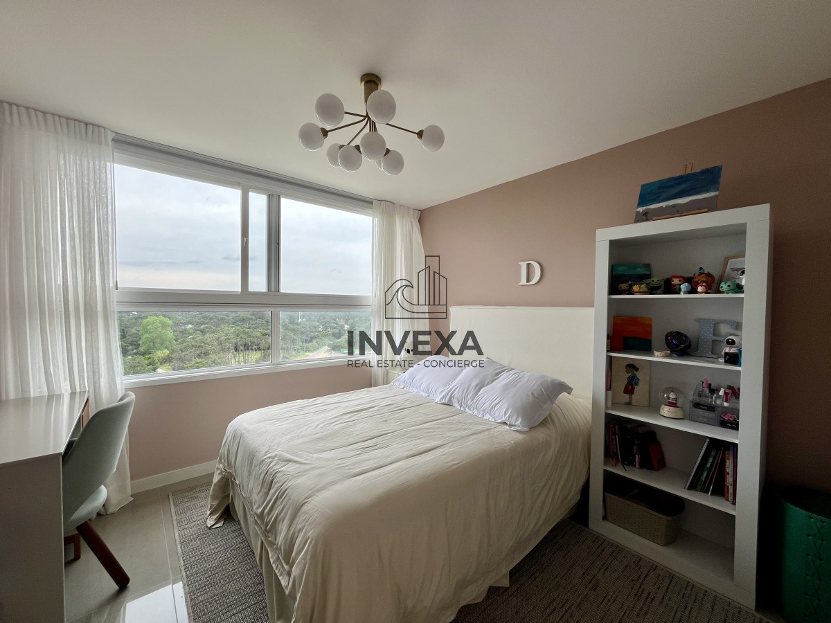 Apartamento ID.2012 - Venta Apartamento de 4 dormitorios a metros del mar en Playa Brava, Punta del Este, Maldonado