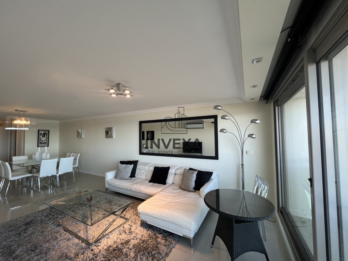 Apartamento ID.8836 - Apartamento de 3 Dormitorios Vista al Mar en Playa Brava Primera Linea Punta del Este