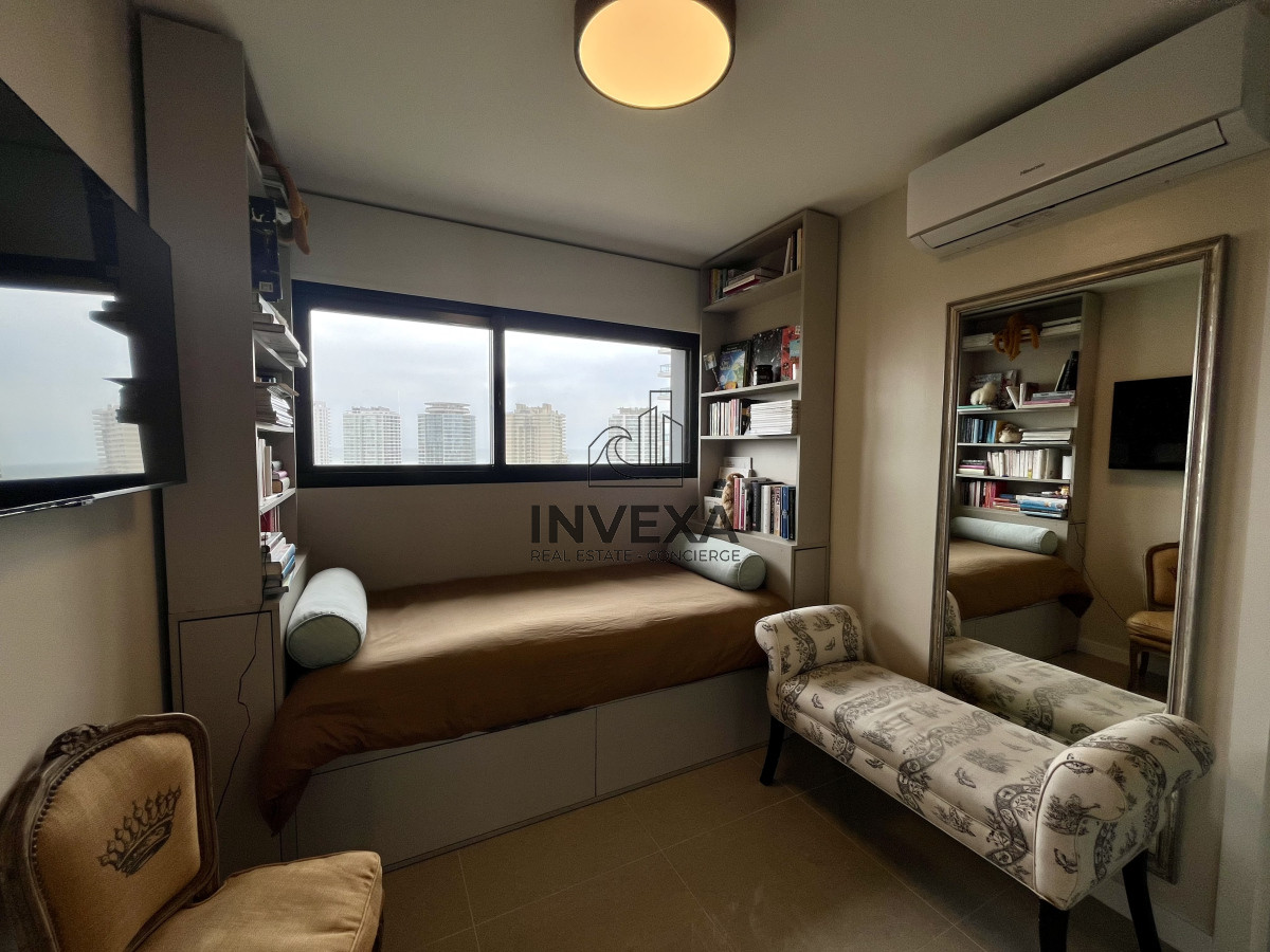 Apartamento ID.2012 - Venta Apartamento de 4 dormitorios a metros del mar en Playa Brava, Punta del Este, Maldonado