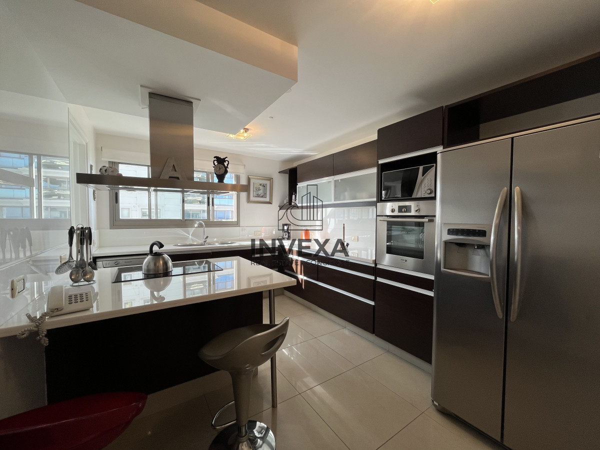 Apartamento ID.8837 - OPORTUNIDAD FRENTE AL MAR 4 Dormitorios en Playa Brava con Vistas al mar