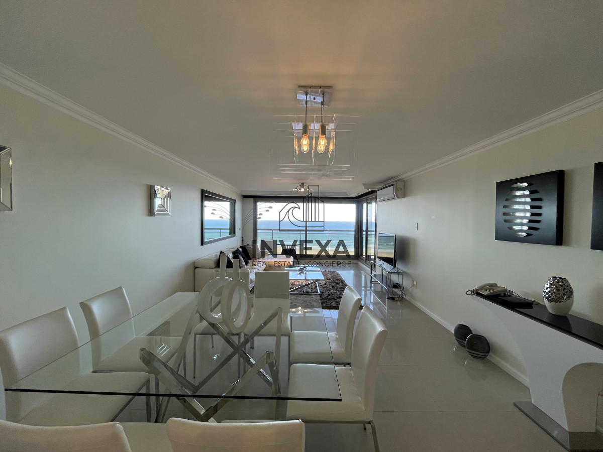 Apartamento ID.8836 - Apartamento de 3 Dormitorios Vista al Mar en Playa Brava Primera Linea Punta del Este