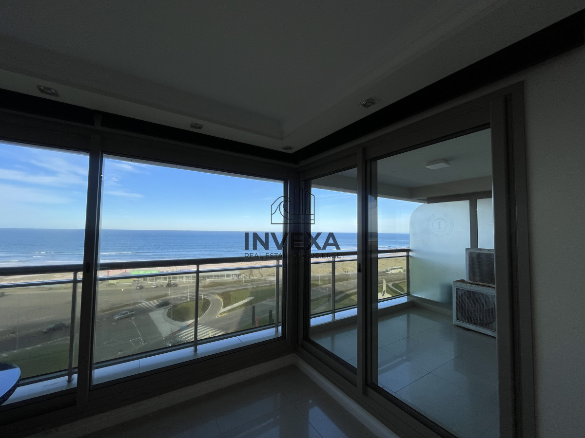 Apartamento ID.8836 - Apartamento de 3 Dormitorios Vista al Mar en Playa Brava Primera Linea Punta del Este