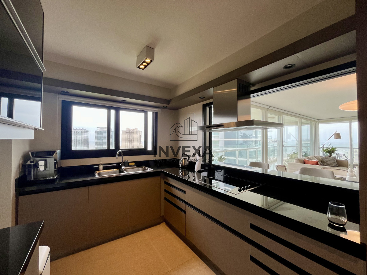 Apartamento ID.2012 - Venta Apartamento de 4 dormitorios a metros del mar en Playa Brava, Punta del Este, Maldonado