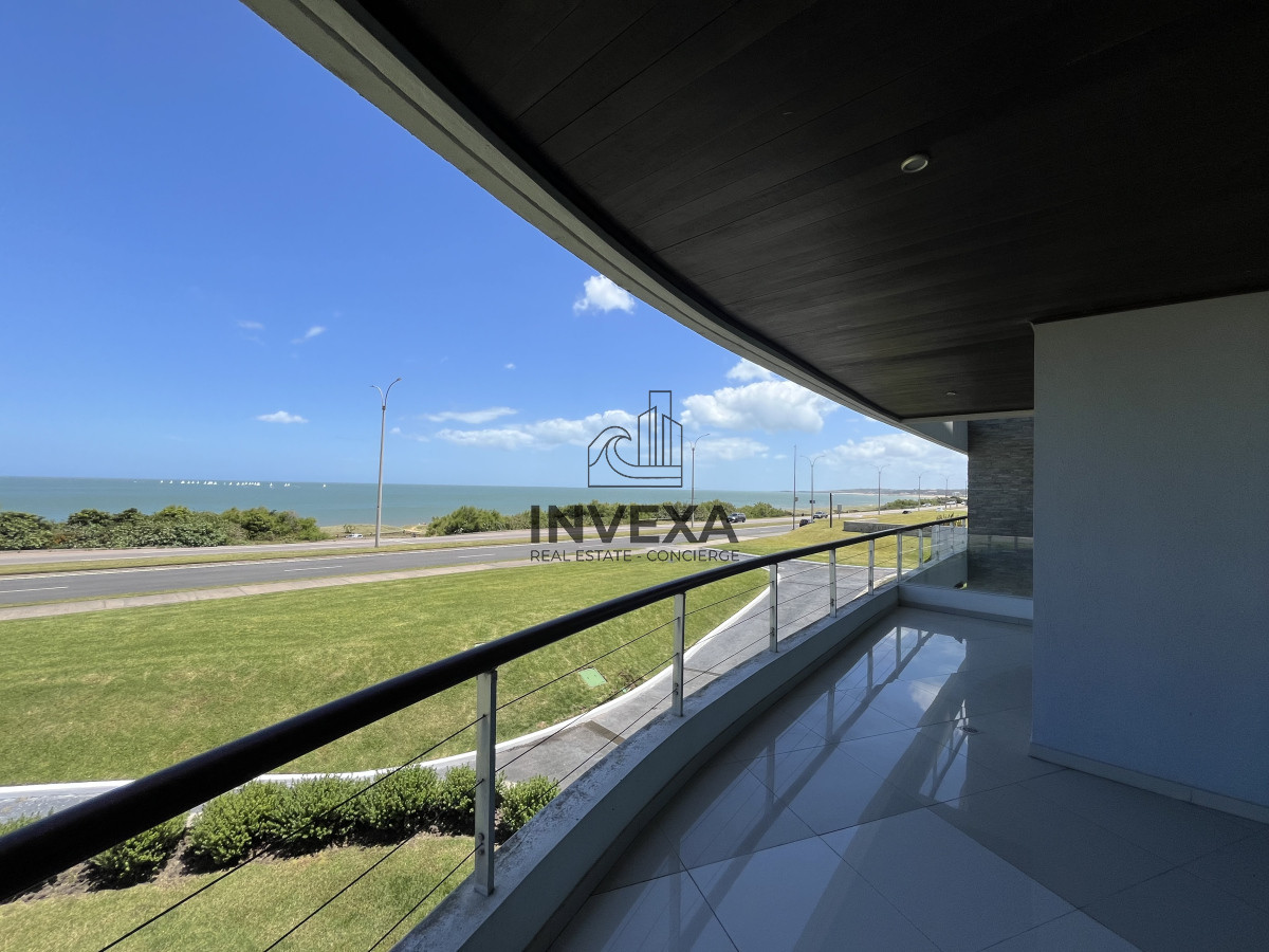 Apartamento ID.2105 - Venta Apartamento Primera Linea Mansa frente al mar con Parrillero propio. Punta del Este Uruguay