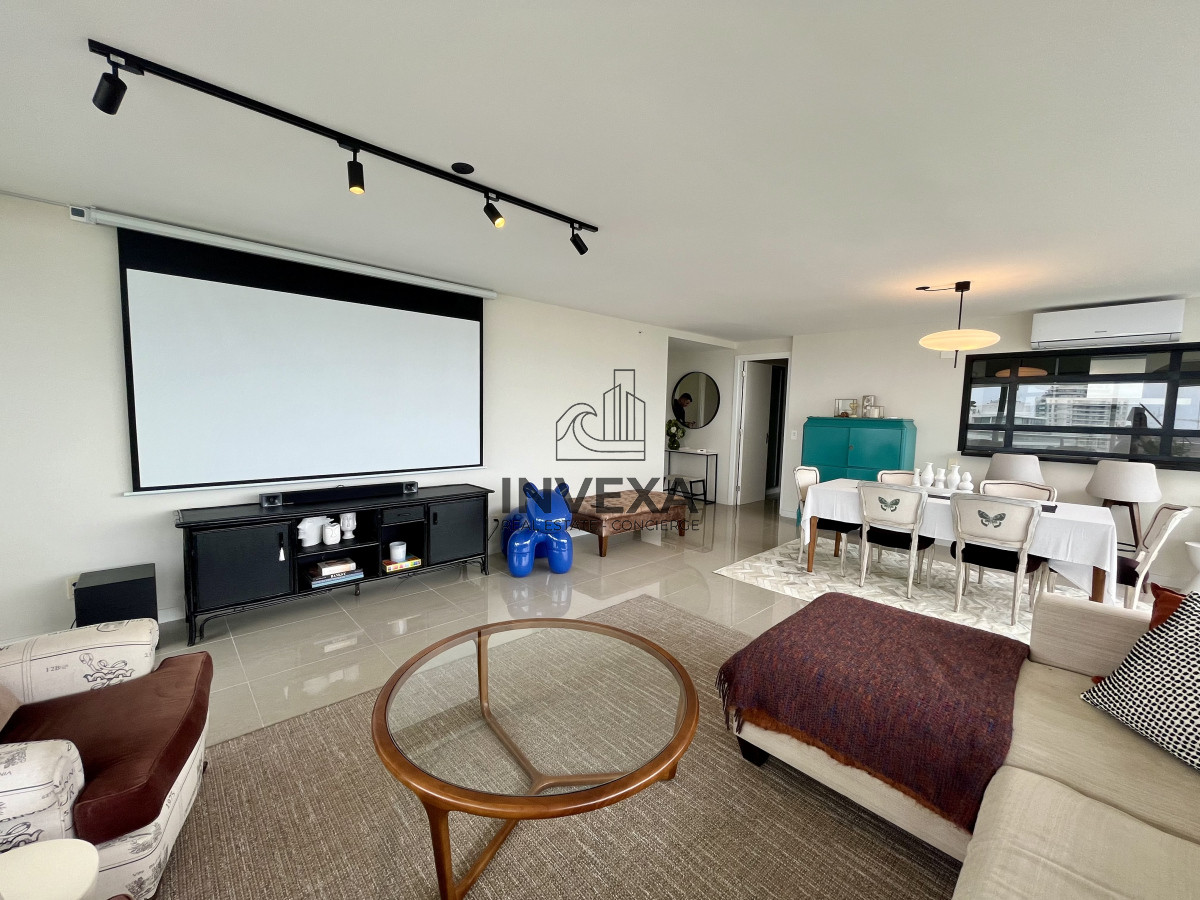 Apartamento ID.2012 - Venta Apartamento de 4 dormitorios a metros del mar en Playa Brava, Punta del Este, Maldonado