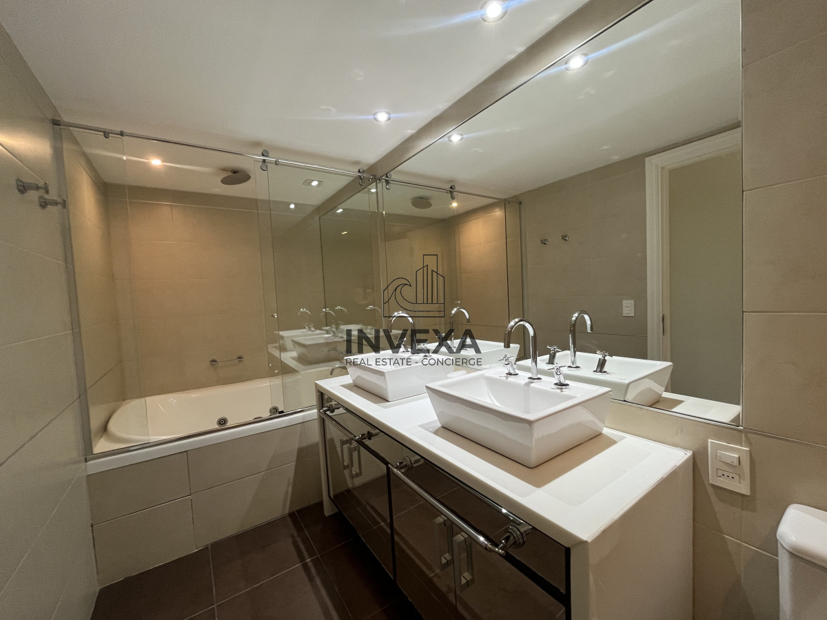 Apartamento ID.8836 - Apartamento de 3 Dormitorios Vista al Mar en Playa Brava Primera Linea Punta del Este