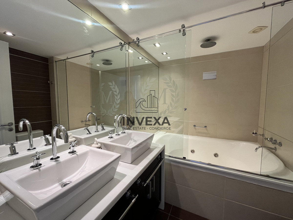 Apartamento ID.8837 - OPORTUNIDAD FRENTE AL MAR 4 Dormitorios en Playa Brava con Vistas al mar