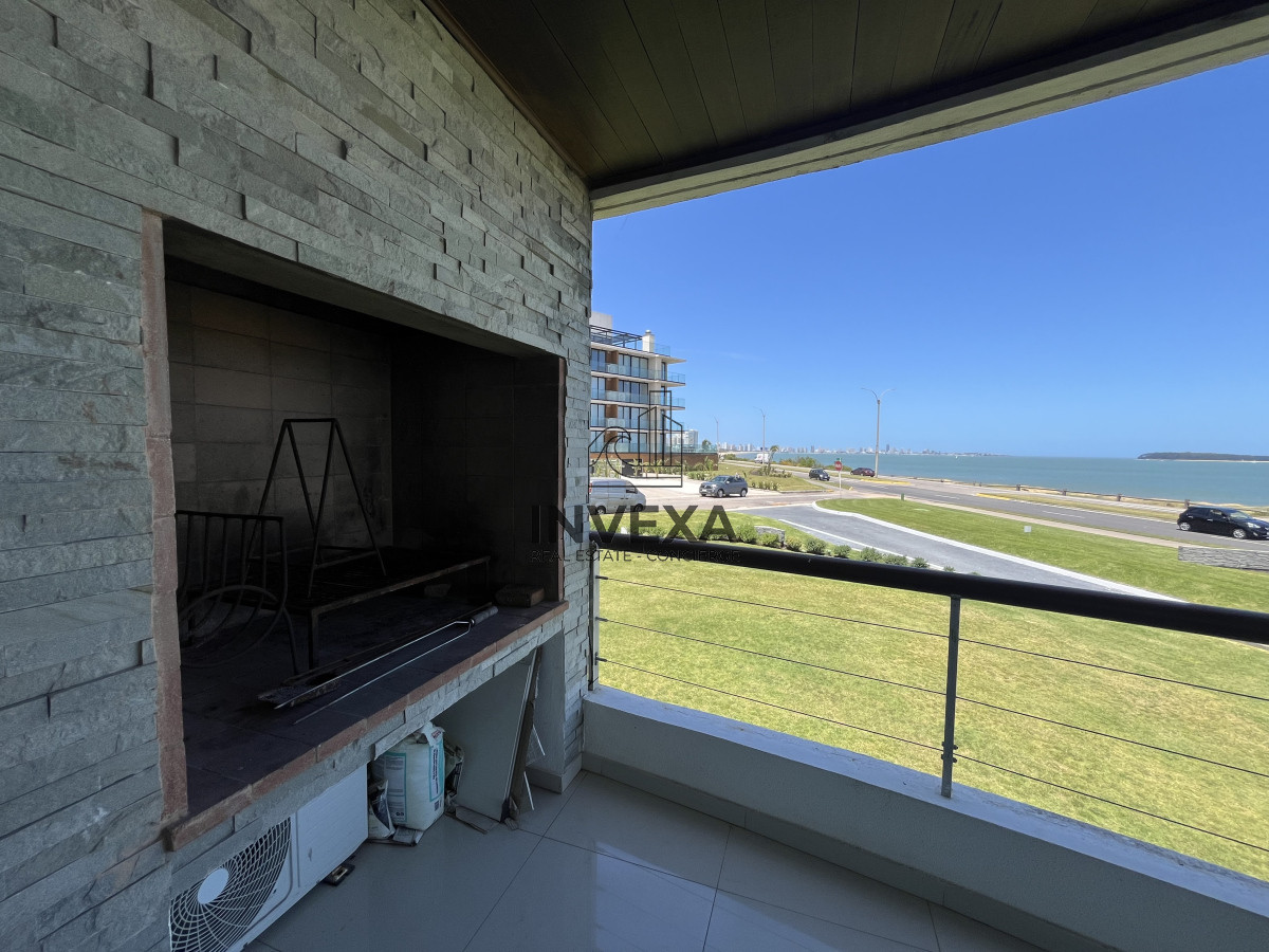 Apartamento ID.2105 - Venta Apartamento Primera Linea Mansa frente al mar con Parrillero propio. Punta del Este Uruguay