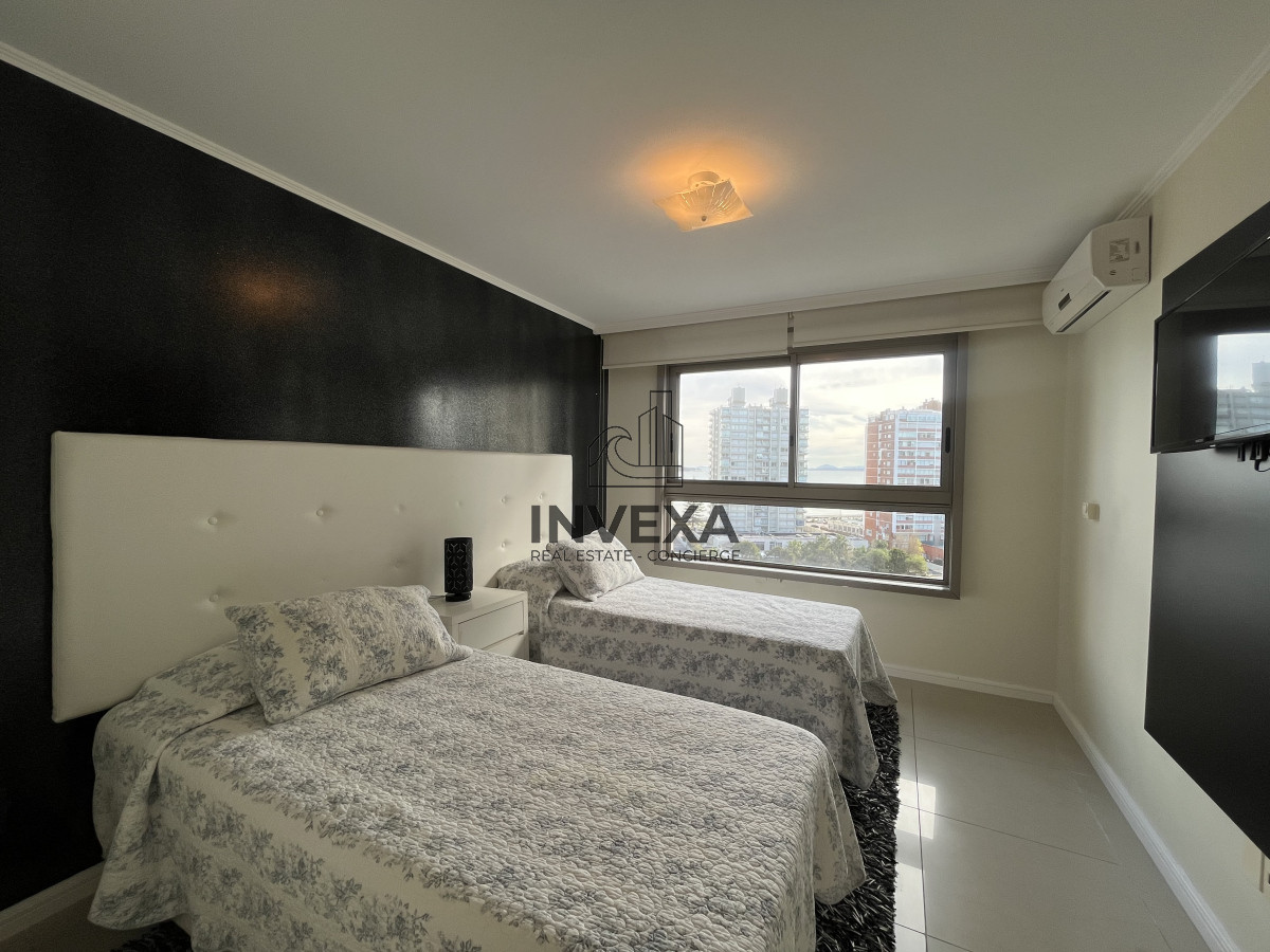 Apartamento ID.8836 - Apartamento de 3 Dormitorios Vista al Mar en Playa Brava Primera Linea Punta del Este