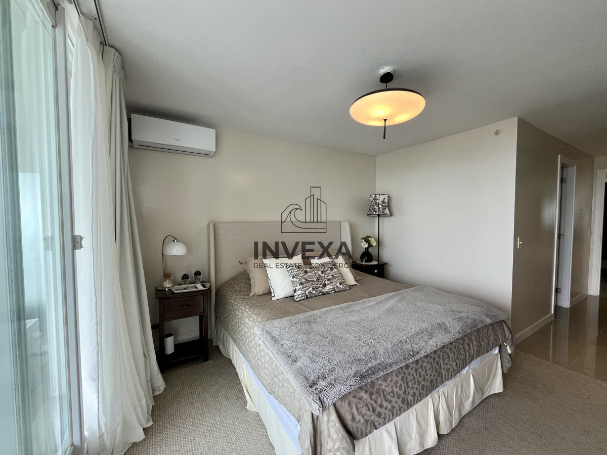 Apartamento ID.2012 - Venta Apartamento de 4 dormitorios a metros del mar en Playa Brava, Punta del Este, Maldonado