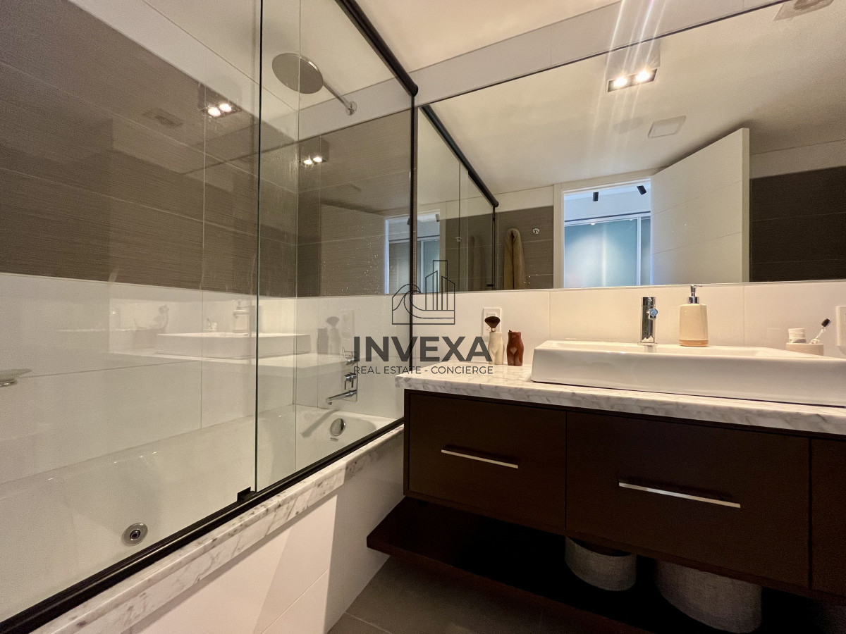 Apartamento ID.2012 - Venta Apartamento de 4 dormitorios a metros del mar en Playa Brava, Punta del Este, Maldonado