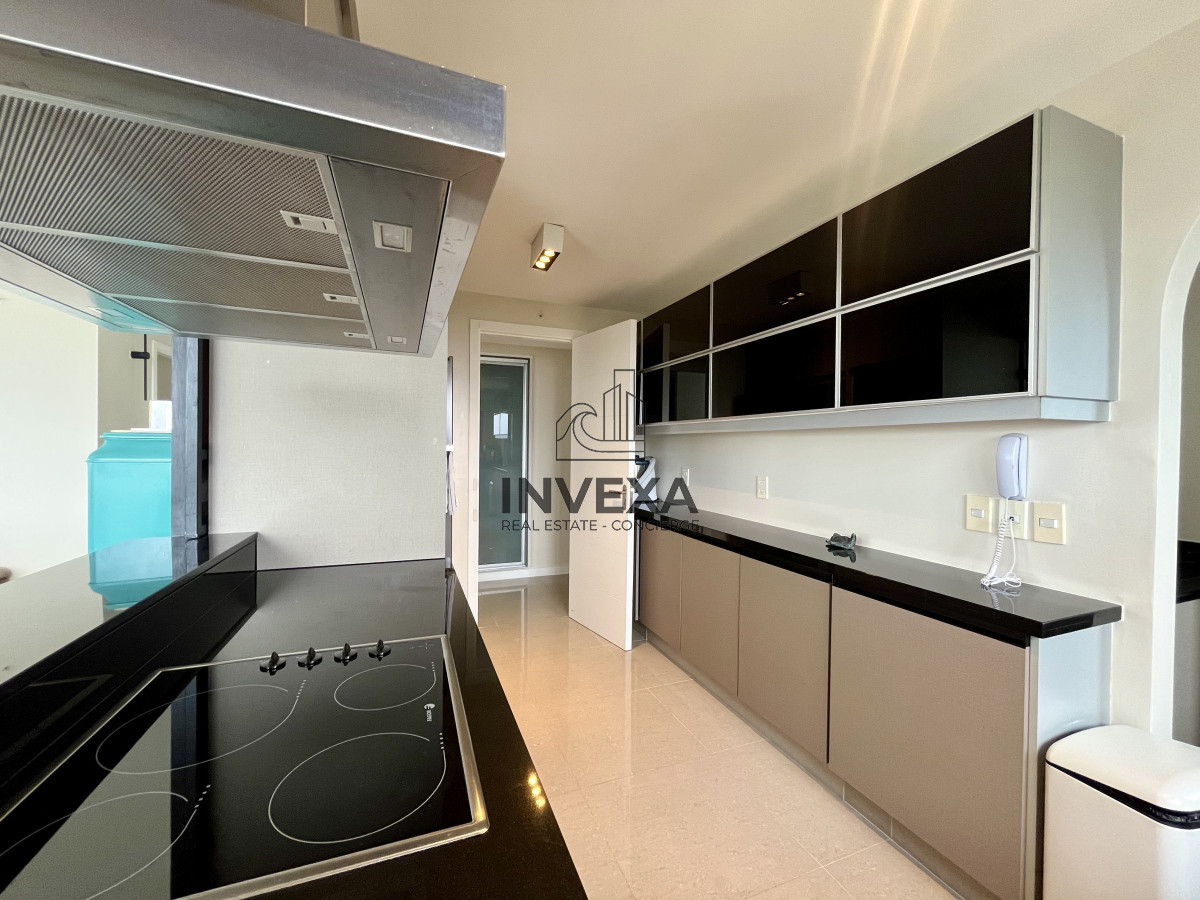 Apartamento ID.2012 - Venta Apartamento de 4 dormitorios a metros del mar en Playa Brava, Punta del Este, Maldonado