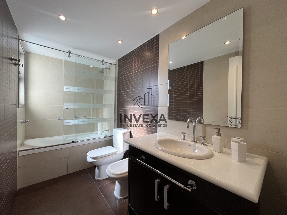 Apartamento ID.8837 - OPORTUNIDAD FRENTE AL MAR 4 Dormitorios en Playa Brava con Vistas al mar