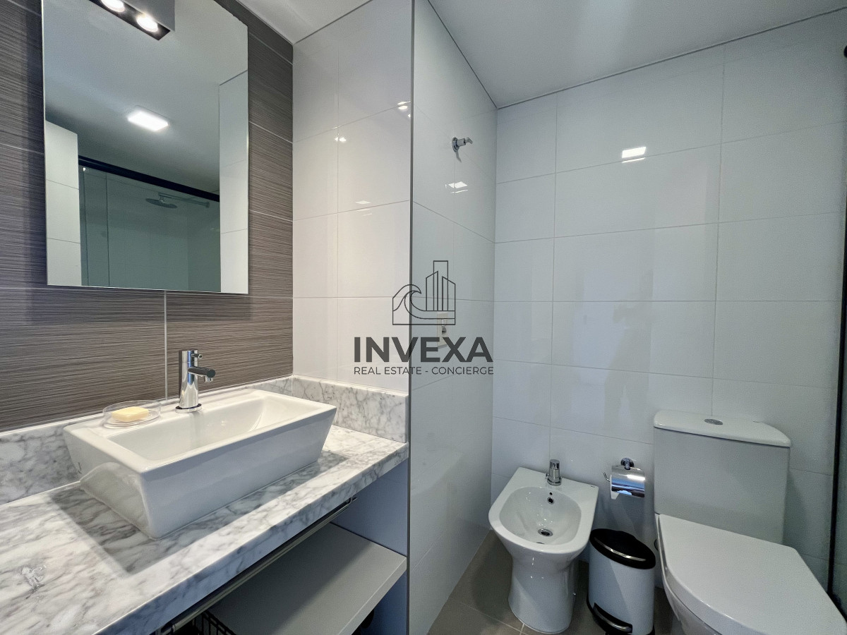 Apartamento ID.2012 - Venta Apartamento de 4 dormitorios a metros del mar en Playa Brava, Punta del Este, Maldonado