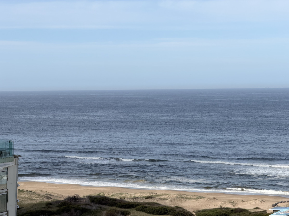 Apartamento en Venta 3 Dormitorios y Dependencia con Vista al Mar y Parrillero en Look Brava Punta del Este