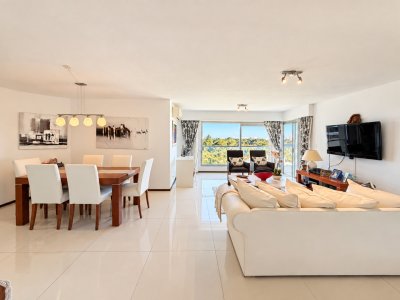 Apartamento de 3 dormitorios en venta sobre av Roosevelt Parquemar Punta del Este 