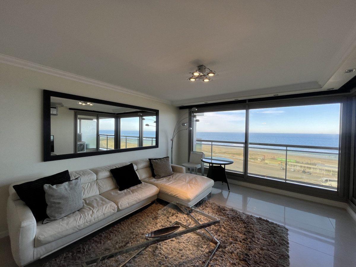 Apartamento de 3 Dormitorios Vista al Mar en Playa Brava Primera Linea Punta del Este