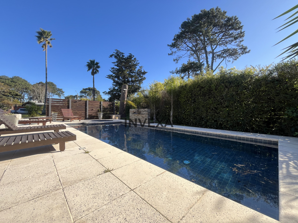 Casa ID.9252 - Venta Casa Punta del Este 4 dormitorios en Barrio Marly Punta del Este con piscina 