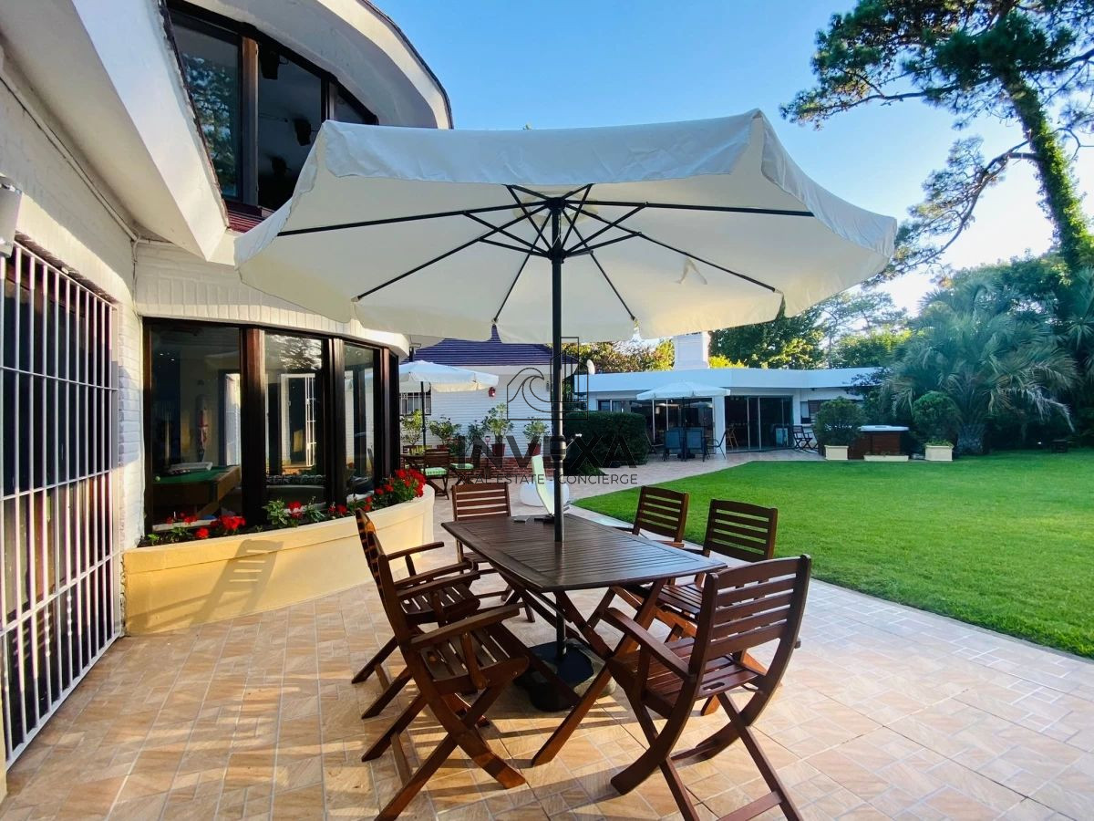 Casa ID.1001 - Casa en Venta y Alquiler 6 Dormitorios Barrio Cantegril Punta del Este Uruguay