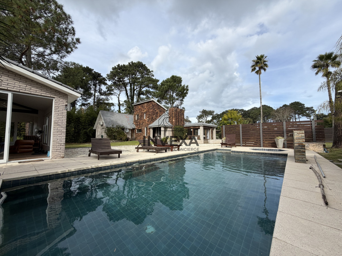 Casa ID.9252 - Venta Casa Punta del Este 4 dormitorios en Barrio Marly Punta del Este con piscina 