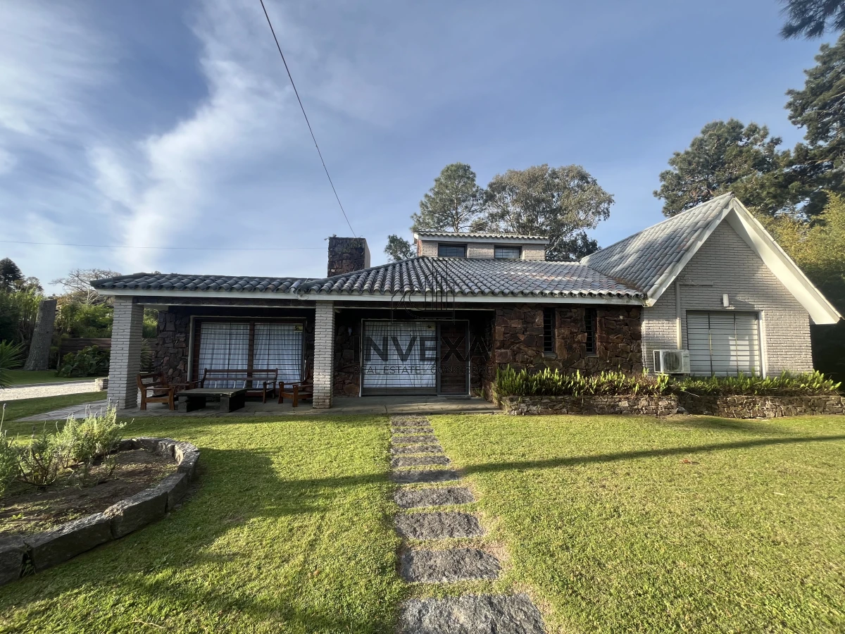 Casa ID.9252 - Venta Casa Punta del Este 4 dormitorios en Barrio Marly Punta del Este con piscina 