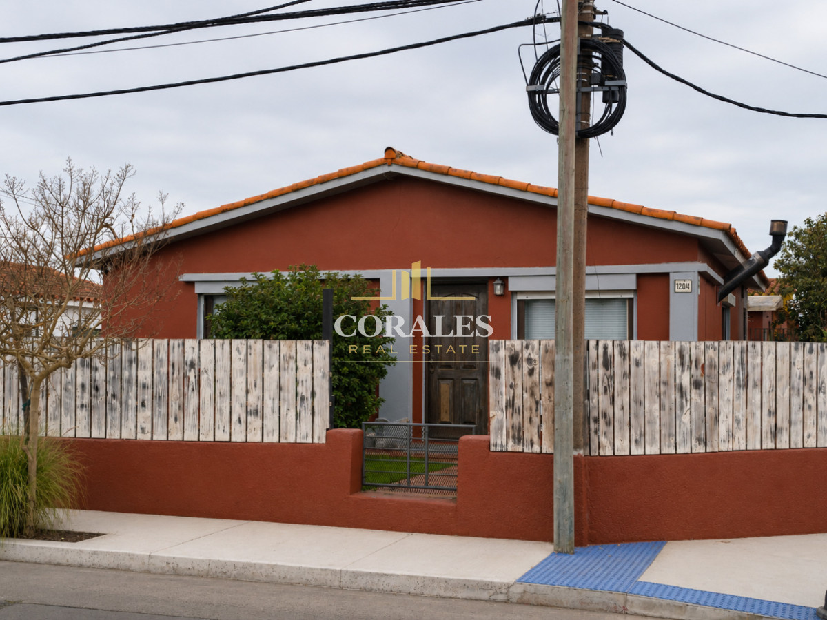 CASA de 2 dormitorios Y MONOAMBIENTE Santa Teresa esquina Arturo Santana