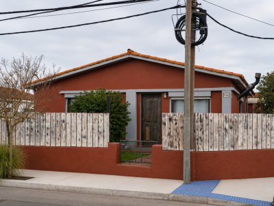 CASA de 2 dormitorios Y MONOAMBIENTE Santa Teresa esquina Arturo Santana