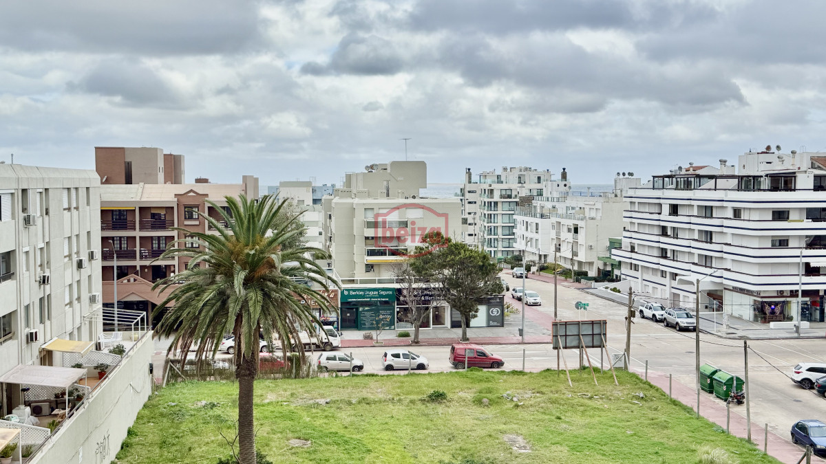 Apartamento ID.166847/OPORTUNIDAD!-APARTAMENTO-DE-1-DORMITORIO-CON-BALCÓN,-COCHERA-Y-BAJOS-GASTOS-COMUNES.-EXCELENTE-UBICACION - Apartamento en Peninsula, 2 dormitorios *
