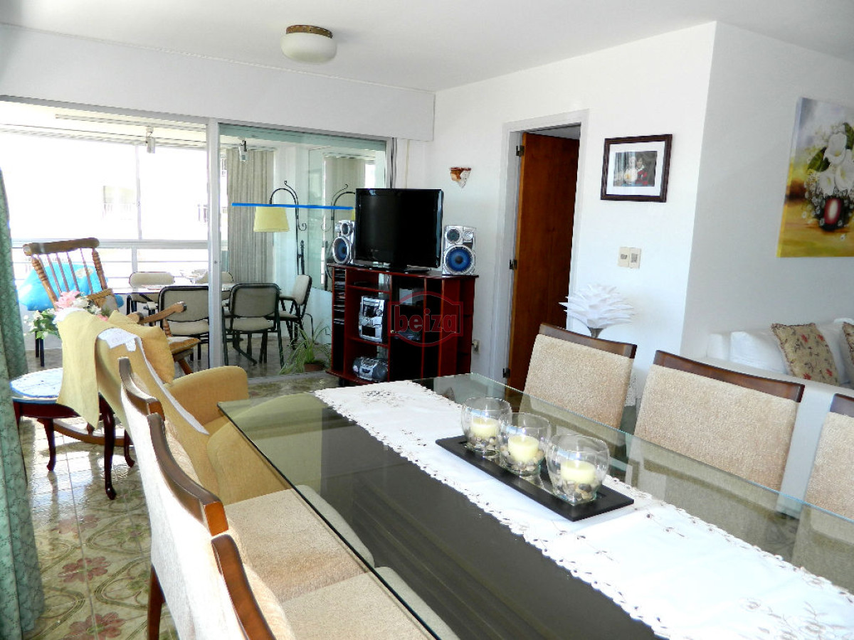 Apartamento ID.166530/Apartamento-de-3-dormitorios,-con-parrillero-y-estufa,-cerca-del-mar,-Punta-del-Este- - APTO 2 DORMS . PRÓXIMO AL PUERTO !!!  