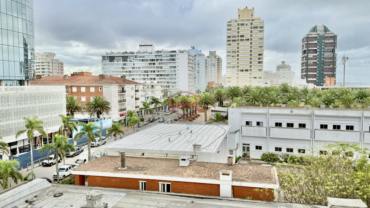Apartamento ID.166847/OPORTUNIDAD!-APARTAMENTO-DE-1-DORMITORIO-CON-BALCÓN,-COCHERA-Y-BAJOS-GASTOS-COMUNES.-EXCELENTE-UBICACION - Apartamento en Peninsula, 2 dormitorios *